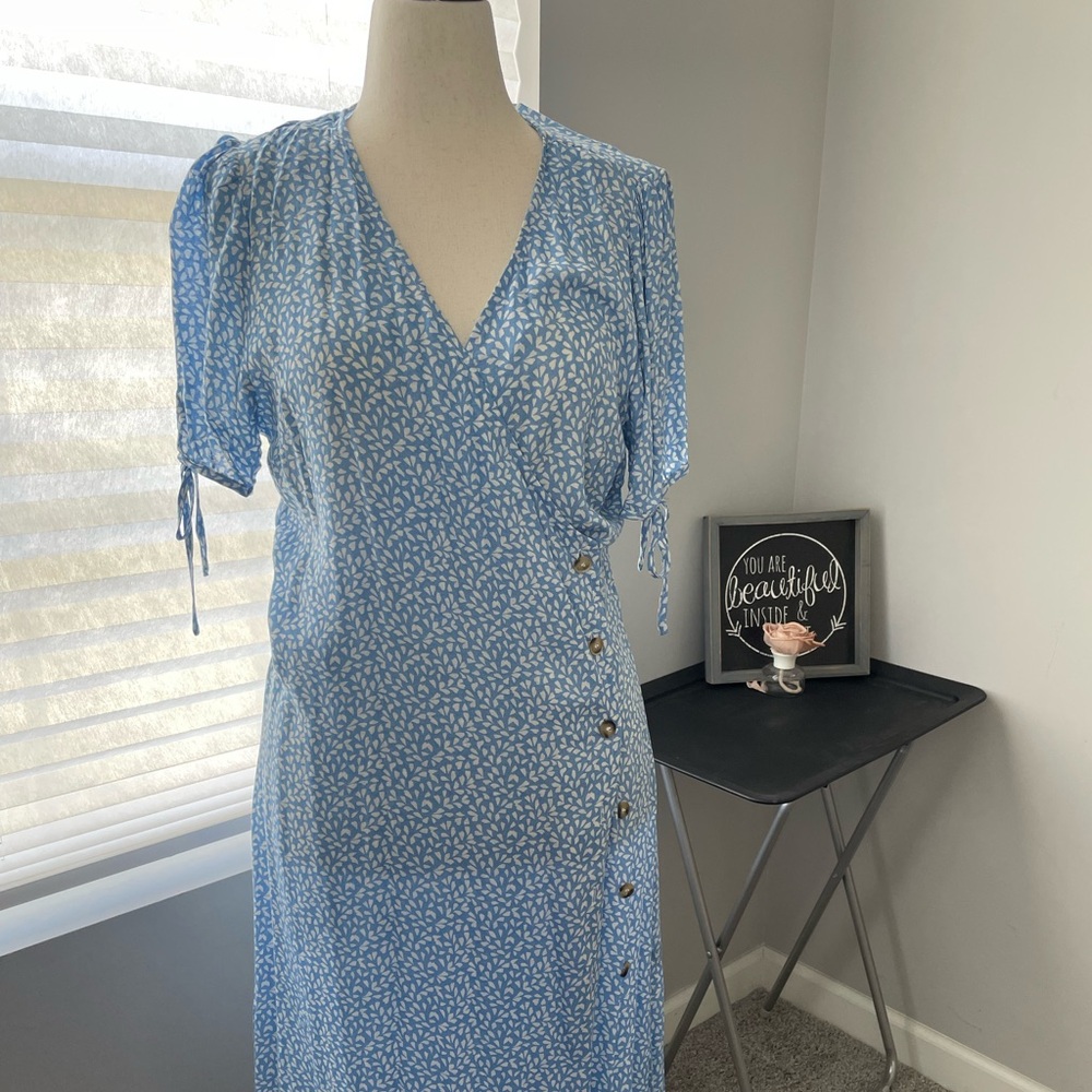 LIGHTWEIGHT WRAP DRESS WITH BUTTONS